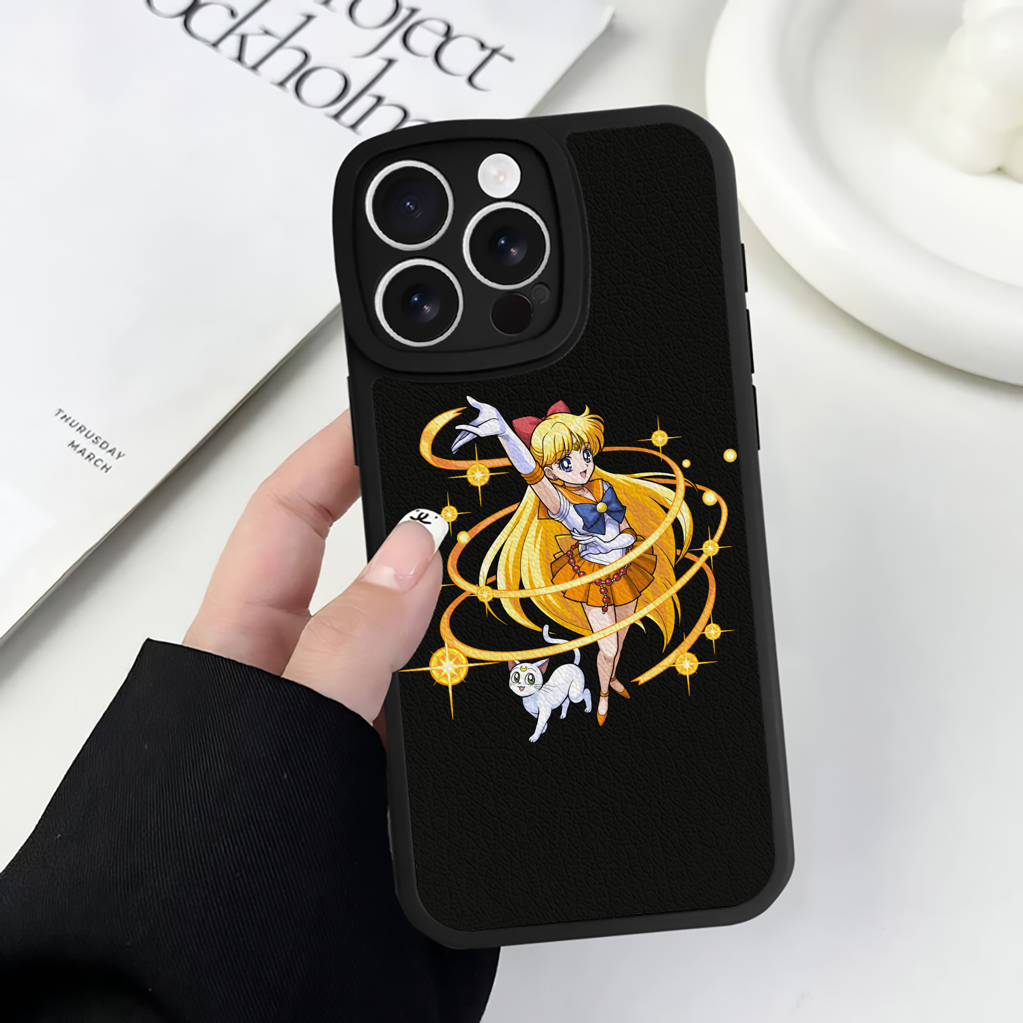 （画像用） 美少女戦士セーラームーン 愛野 美奈子 あいの みなこ Sailor Moon Aino Minako 【iPhone 16シリーズ対応】シリコンスマホケース（レザー調） 材質：シリコン
